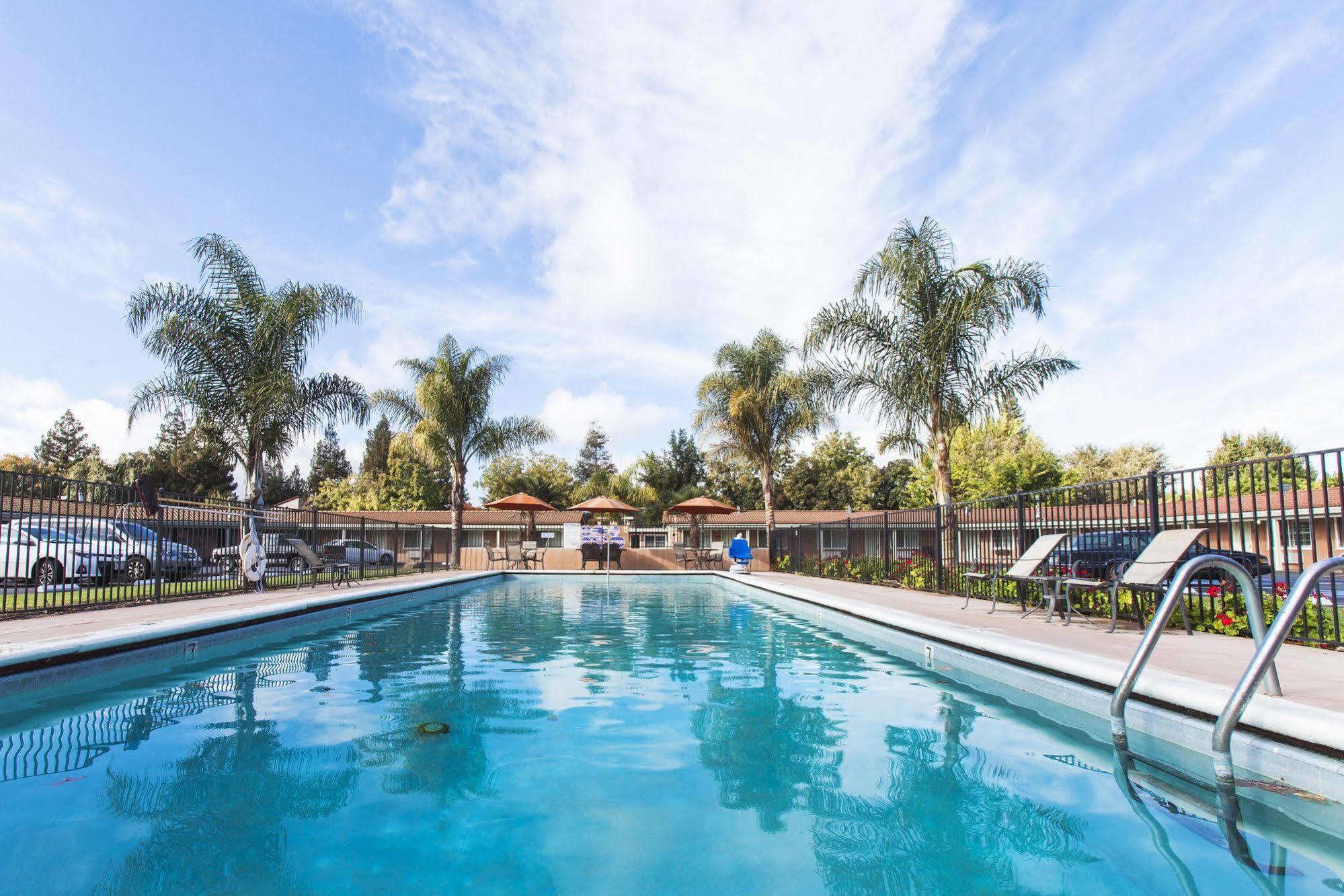 Tri-Valley Inn & Suites Pleasanton Buitenkant foto